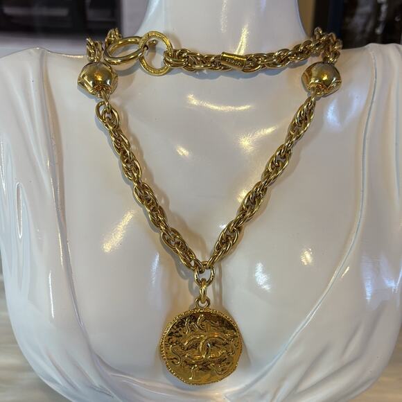 CHANEL Gold plated CC LOGOS Round Vintage Chain Elegant Necklace Pendant - Picture 2 of 12